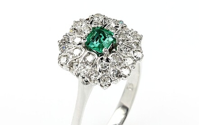 18 kt gold blossom ring with emerald...
