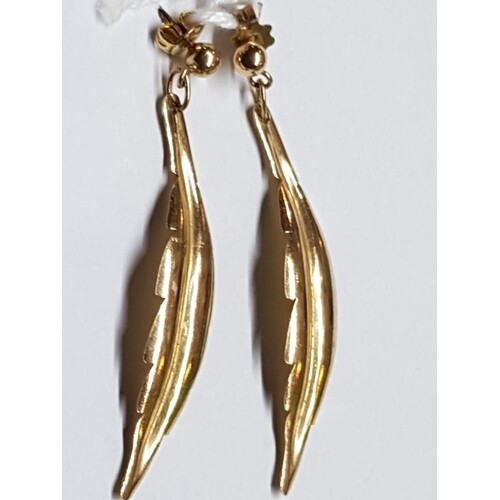 375 - 9ct Gold Pair of Earrings in The Shape of a Leaf, Tot...