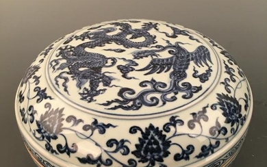 Chinese Blue-White 'Dragon & Phoenix' Round Box and