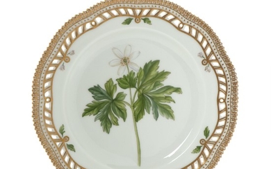 “Flora Danica” porcelain plate decorated in colours and gold, pierced rim. 20/3554. Royal Copenhagen. Diam. 23 cm.
