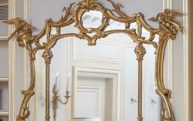 Miroir à parecloses, d'après Thomas Chippendale, Angleterre, fin XIXe s., en bois sculpté et doré à décor rocaille, et surmonté d'ois