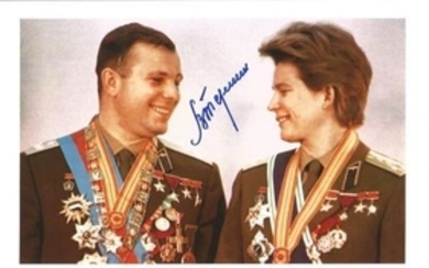 Valentina Tereshkova the 1st woman in space signed 12 x 8 colour photo standing alongside Gagarin, both in Military uniforms...