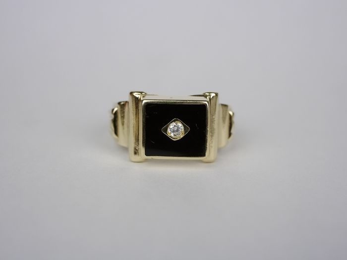 .585 gold - Art Deco gold ring with onyx and 0, 05 carat diamond.