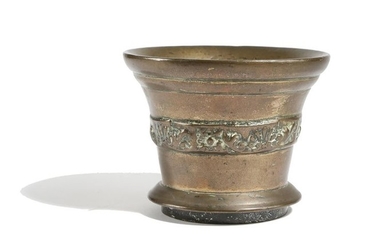 A 17TH CENTURY BRONZE MORTAR ATTRIBUTED TO WHITECHAPEL...