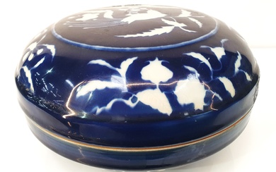 A CHINESE BLUE AND WHITE PORCELAIN BOWL AND COVER