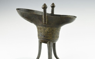 A DATED CHINESE BRONZE RITUAL WINE VESSEL JUE