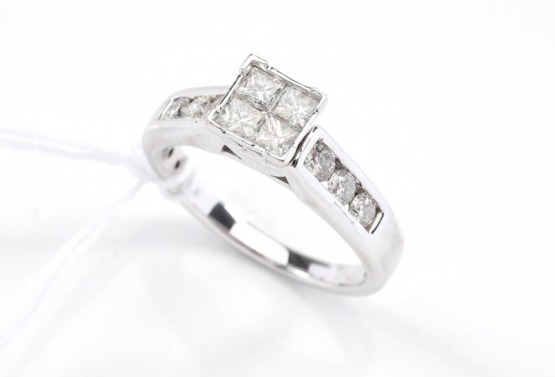 A DIAMOND DRESS RING IN 18CT WHITE GOLD, SIZE K, 4.1GMS
