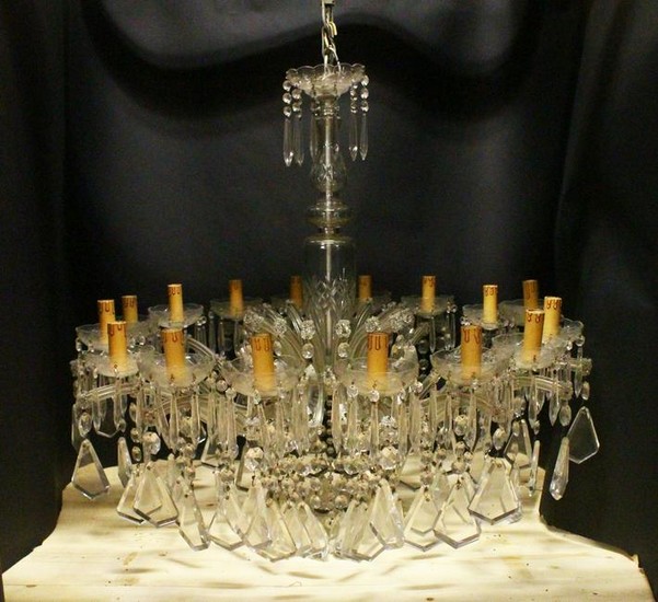 A GOOD LARGE CUT GLASS CHANDELIER, with baluster shape