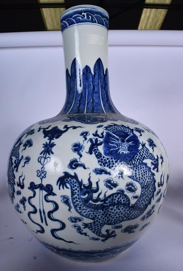 A HUGE CHINESE BLUE AND WHITE PORCELAIN VASE, decorated