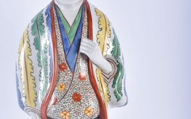 A LARGE EARLY 20TH CENTURY JAPANESE MEIJI PERIOD PORCELAIN GEISHA modelled in the 17th century style
