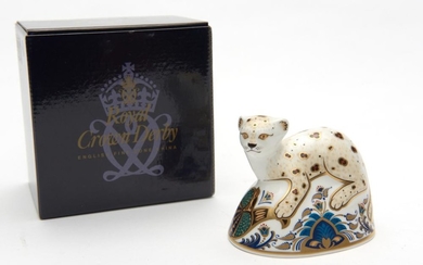 A LIMITED EDITION ROYAL CROWN DERBY LEOPARD CUB PAPERWEIGHT, NO. 541/950, WITH CERTIFICATION CARD, BOXED, 9 CM HIGH, 11 CM WIDE