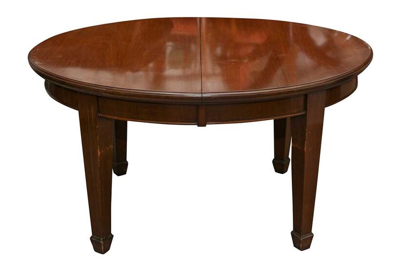 A MAHOGANY WIND OUT EXTENDING DINING TABLE, EARLY 20TH CENTURY