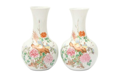 A PAIR OF CHINESE FAMILLE-ROSE 'CHICKENS AND FLOWERS' VASES 民國時期 粉彩雞紋瓶一對 《居仁堂製》款
