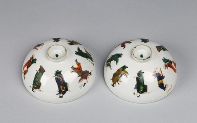A PAIR OF CHINESE FAMILLE ROSE 'IMMORTALS' BOWLS