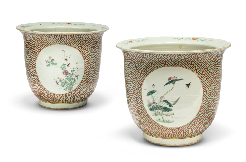 A PAIR OF CHINESE FAMILLE ROSE JARDINIERES QING DYNASTY, 19TH-20TH CENTURY