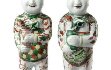 A PAIR OF CHINESE FAMILLE VERTE FIGURES OF BOYS, KANGXI