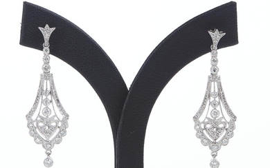 A PAIR OF DIAMOND CHANDELIER EARRINGS IN 18CT WHITE GOLD, FEATURING PIERCED PLAQUES WITH FINE MILLEGRAIN DECORATION, TOTAL DIAMOND W...