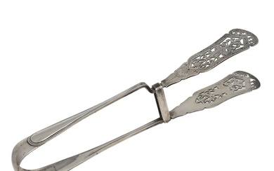 A PAIR OF EDWARDIAN SILVER ASPARAGUS TONGS. Old English & Th...
