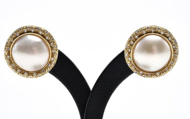 A PAIR OF MABE PEARL AND DIAMOND EARRINGS, TO POST AND BUTTERFLY FITTINGS, IN 18CT GOLD, DIAMETER OF EACH EARRING 21MM, 10.2GMS
