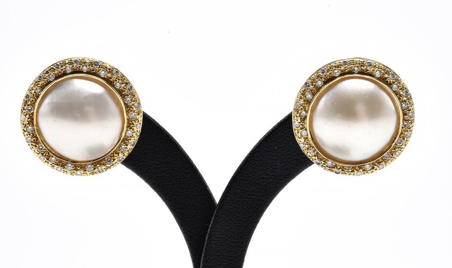 A PAIR OF MABE PEARL AND DIAMOND EARRINGS, TO POST AND BUTTERFLY FITTINGS, IN 18CT GOLD, DIAMETER OF EACH EARRING 21MM, 10.2GMS