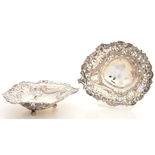 A PAIR OF VICTORIAN PIERCED SILVER PIN DISHES, 9 CM L, BY NA...