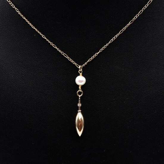 A PEARL DROP PENDANT TO A FINE TRACE CHAIN IN 9CT GOLD, 2.2GMS