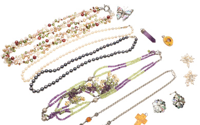 A PERIDOT AND AMETHYST NECKLACE, CULTURED PEARL NECKLACES AND OTHER ITEMS.