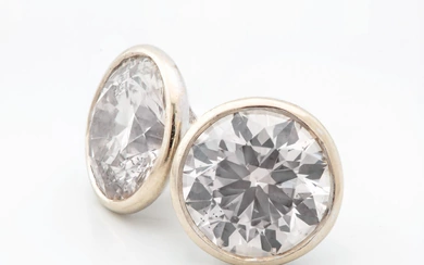 A Pair of Attractive Diamond Earrings approx. 2.2Ct (each)