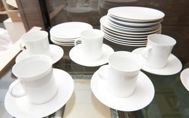 A ROSENTHAL WHITE PORCELAIN TABLE WARE SETTING FOR SIX COMPRISING 6 X DINNER PLATES, 6 X ENTREE PLATES, 6 X SIDE PLATES, 6 X COFFEE...
