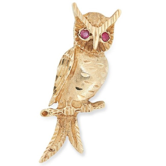 A RUBY OWL BROOCH set with round cut ruby eyes, 4cm