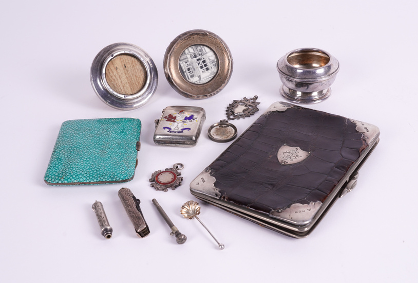 A SILVER AND ENAMELLED VESTA CASE AND TWELVE FURTHER ITEMS (13)