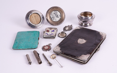 A SILVER AND ENAMELLED VESTA CASE AND TWELVE FURTHER ITEMS (13)