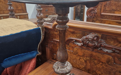 A VICTORIAN MAHOGANY TRIPOD TABLE, THE CIRCULAR TOP INLAID WITH A CHESS BOARD