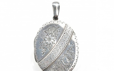 A VICTORIAN OVAL LOCKET, ENGRAVED WITH FLORAL DECORATION, IN STERLING SILVER, HALLMARKED BIRMINGHAM, 1887, 40X30MM
