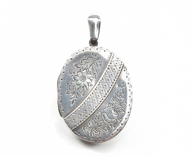 A VICTORIAN OVAL LOCKET, ENGRAVED WITH FLORAL DECORATION, IN STERLING SILVER, HALLMARKED BIRMINGHAM, 1887, 40X30MM