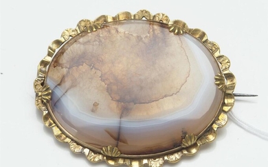 A VICTORIAN SPECIMEN AGATE BROOCH TO A PINCHBECK FRAME, LENGTH 65MM