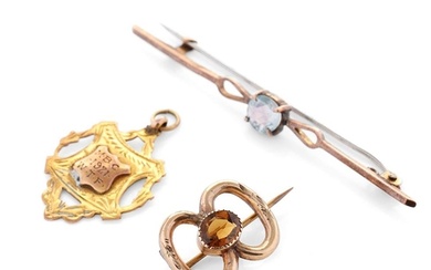 A collection of antique jewellery items to include 9ct gold ...