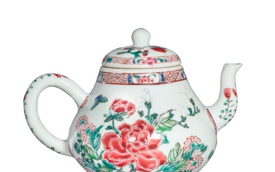 A famille-rose 'floral' teapot and cover, Qing dynasty, Yongzheng / Qianlong period | 清雍正 / 乾隆 粉彩花卉紋茶壺