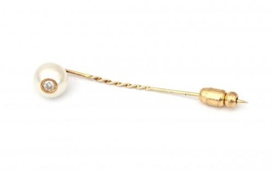 A gold pearl and diamond tie pin. Featuring a cultured pearl of ca. 8.5 mm. and a brilliant cut diamond of ca. 0.10 ct., ca. I-J, ca. VS. Gross weight: 1.7 g.