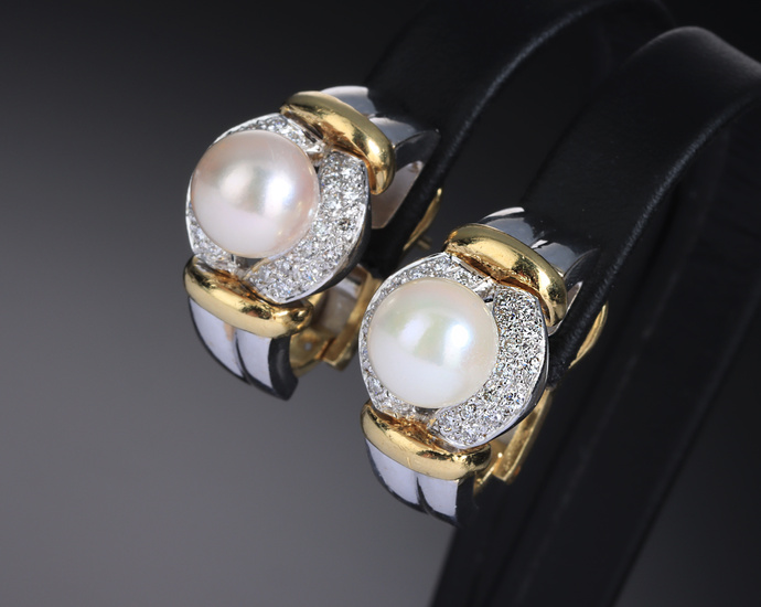 A pair of retro cultured pearl and brilliant cut earrings of 18 kt. gold and white gold, a total of 0.52 ct. (2)
