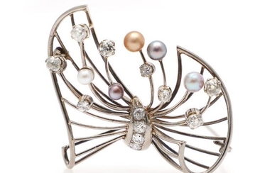 SOLD. A pearl and diamond brooch set with five pearls and numerous old-cut diamonds weighing a total of app. 1.00 ct., mounted in 18k white gold. – Bruun Rasmussen Auctioneers of Fine Art
