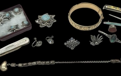 A quantity of costume jewellery including a yellow metal bangle,...