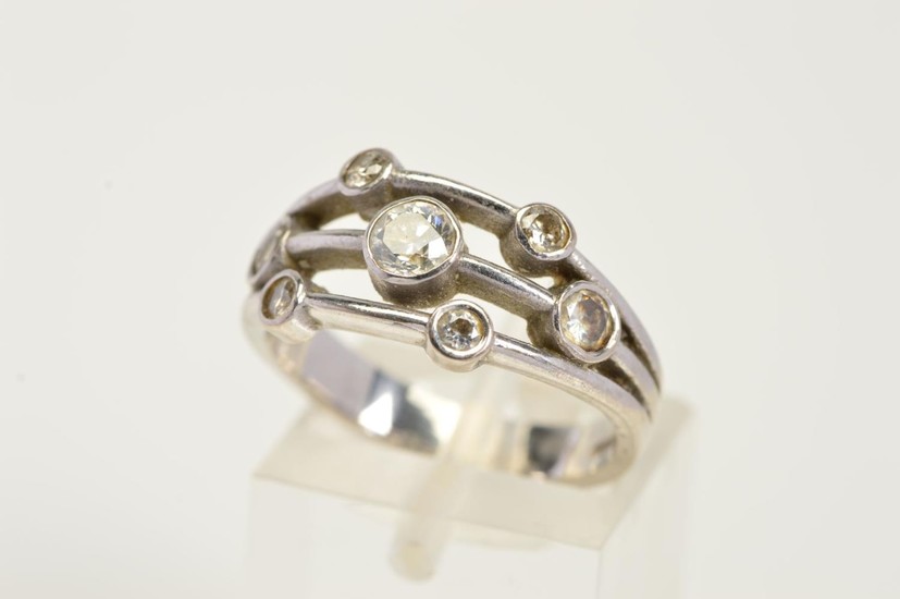 AN 18CT WHITE GOLD DIAMOND DRESS RING, the ring split into t...