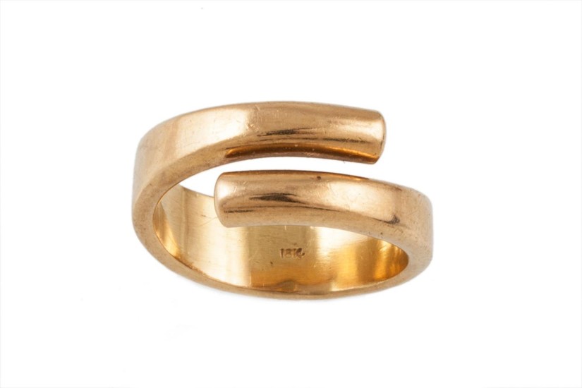 AN 18CT YELLOW GOLD CROSSOVER DRESS RING, size O, 11.7gms