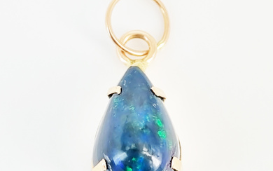 AN 18ct GOLD AND OPAL PENDANT