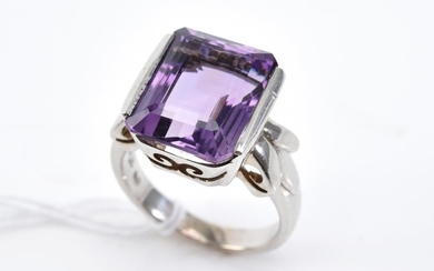 AN AMETHYST DRESS RING IN 9CT WHITE GOLD, SIZE N