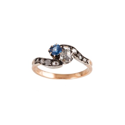 AN ANTIQUE DIAMOND AND SAPPHIRE TWO STONE RING, set with a c...