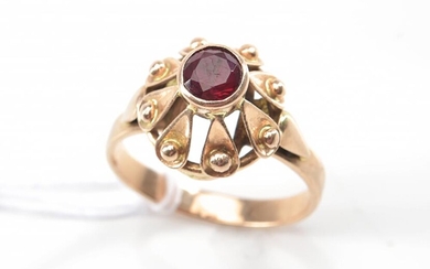 AN ANTIQUE STYLE GARNET RING IN 14CT GOLD, SIZE M, 3.5GMS