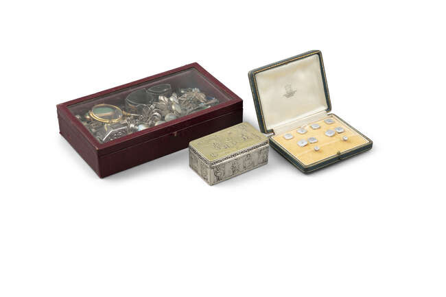 AN ASSORTED COLLECTION OF SILVER AND GILT METAL...