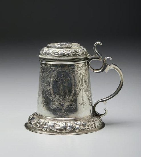 ARGENTIERE OLANDESE DEL XIX SECOLO An embossed and chiseled silver tankard with lid, body with